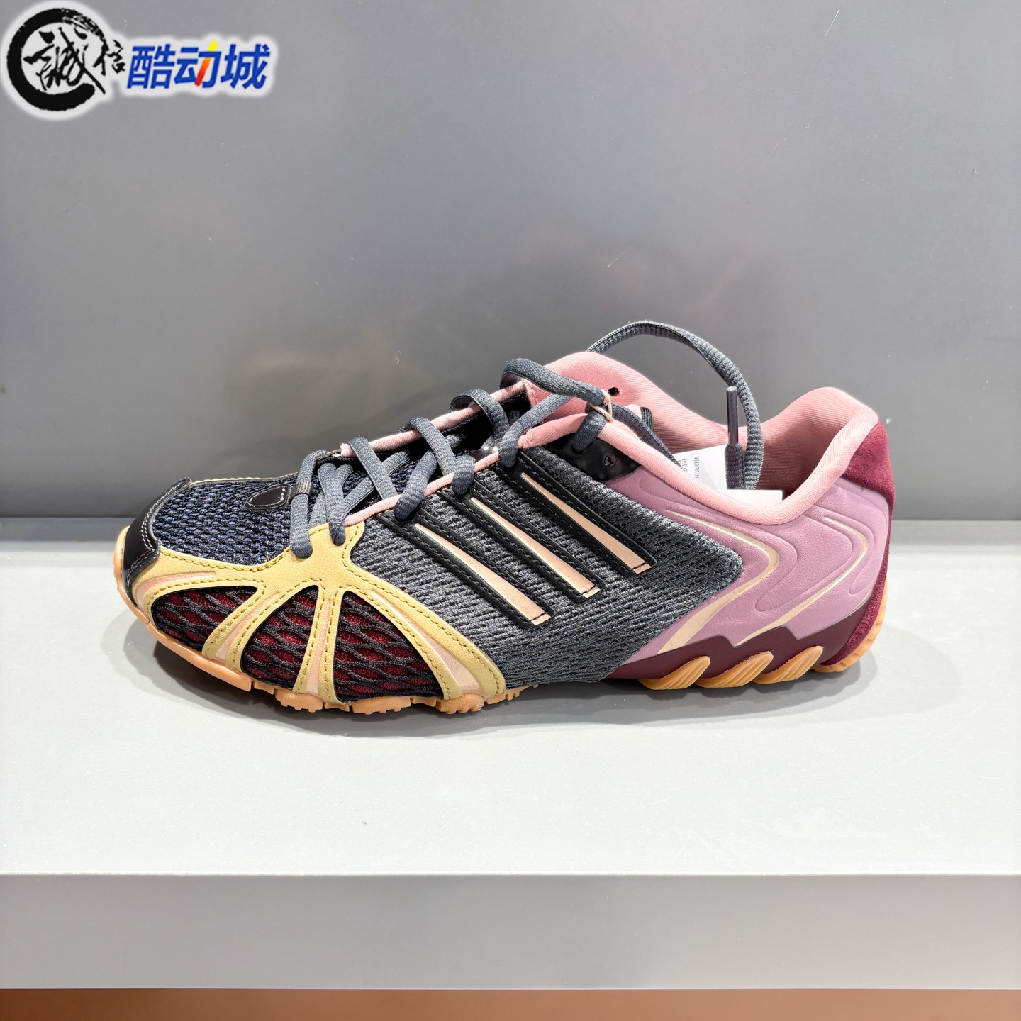 Adidas阿迪达斯女子2026秋季复古千禧风经典薄底运动休闲鞋LA9905