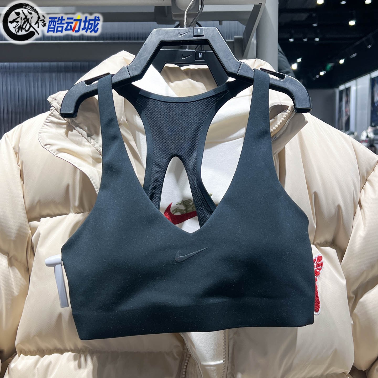 Nike耐克2026春季女子中强度支撑透气速干衬垫运动内衣IB9831-010