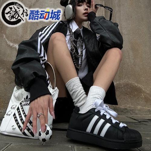 阿迪达斯三叶草男女板鞋