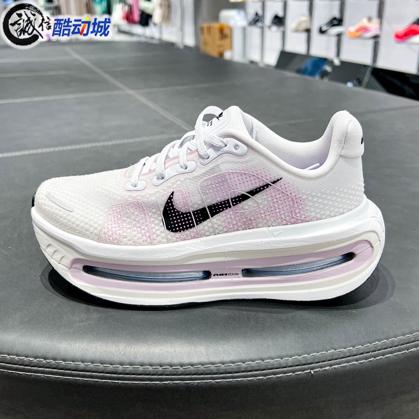Nike耐克女子2026秋新款Vomero Premium公路缓震跑步鞋HM5973-103