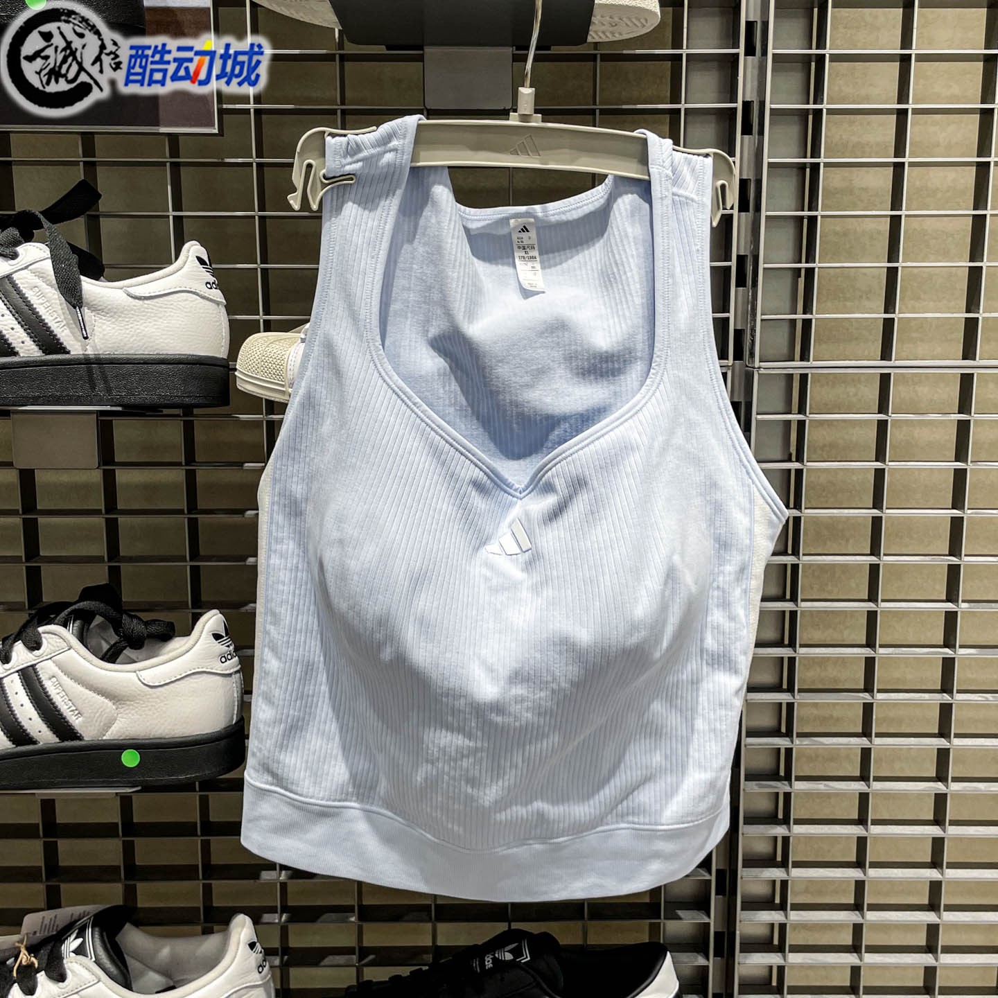 阿迪达斯女子2026秋新款凉感一体杯运动健身无缝一体织背心LF0075
