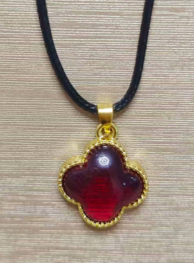 新品大红色玻璃四叶草吊坠时尚百搭灵动幸运草精致好看个性奢华