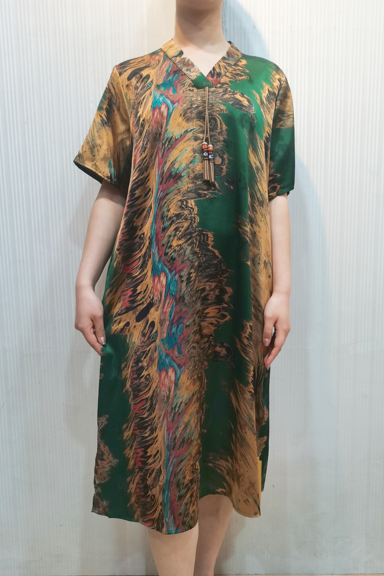 圣娜依儿真丝缎大码妈妈装宽松显瘦V领加肥加大短袖连衣裙