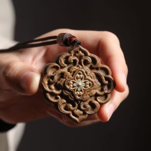 工厂直销新款 沉香木雕刻瑞花福伴吊坠挂件镶嵌工艺单面雕花挂饰车