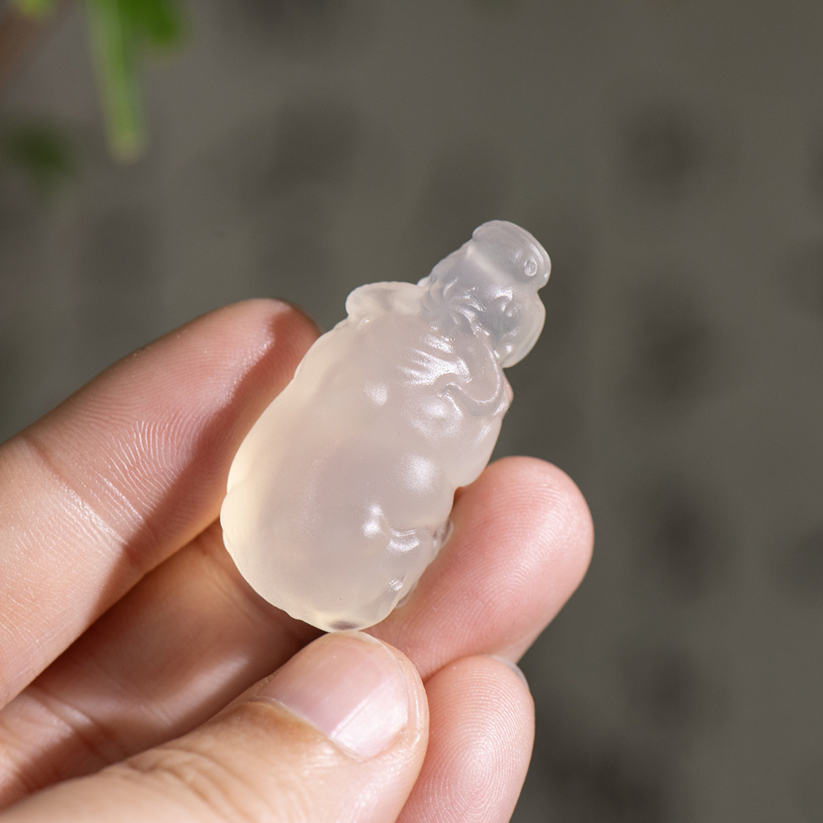 天然白冰玛瑙生肖牛吊坠生日礼物