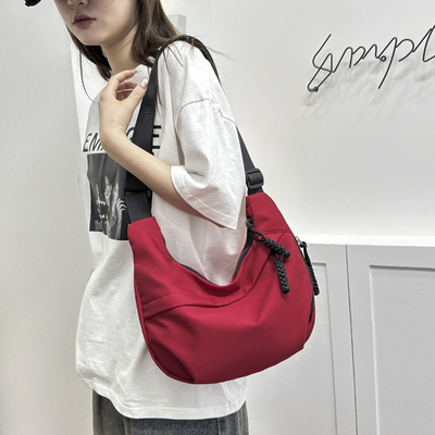 新款包包女2024年爆款时尚潮流斜挎包男士通勤休闲帆布单肩布包潮