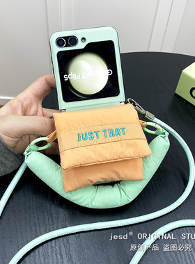 小众ins风绿色刺绣羽绒耳机套零钱包适用三星Galaxy ZFlip5手机壳挂绳flip6小折叠屏日韩国3/4代保护套女新款