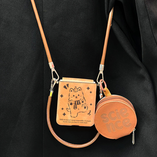 秋冬棕皮纹西高地狗狗零钱包适用华为新款nova flip手机壳摩托罗拉razr50/40 ultra小折叠屏保护套斜挎带挂绳