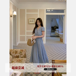 MG小象 华尔兹'蓝白格纹显瘦连衣裙女2026夏新款V领绑带收腰长裙