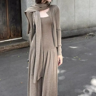 ▏请冷风法式雕塑美学 针织开衫背心裙围巾三件套女装秋季