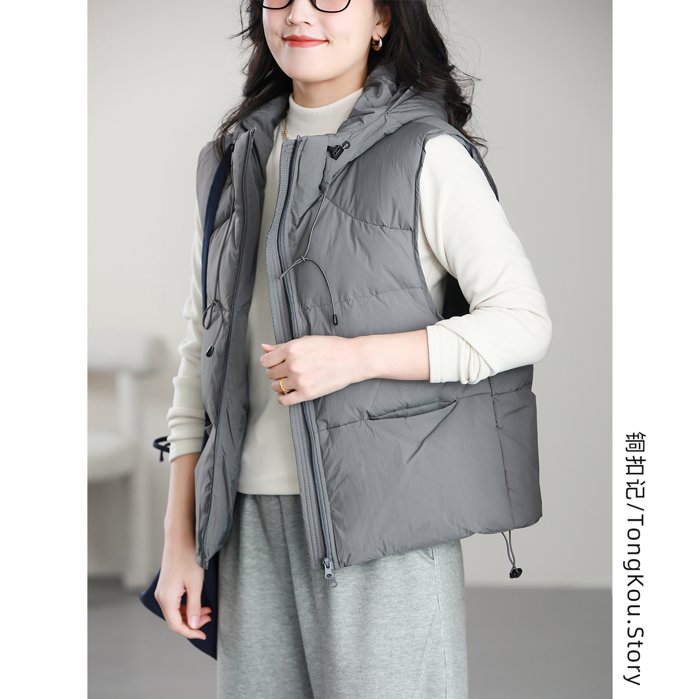 铜扣记羽绒马甲女连帽休闲百搭