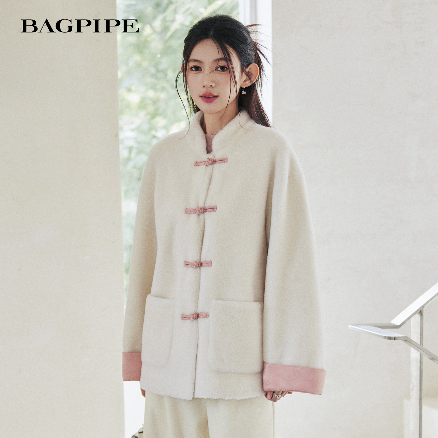 风笛2025冬季新款新中式国风盘扣撞色落肩袖米白立领短外套大衣