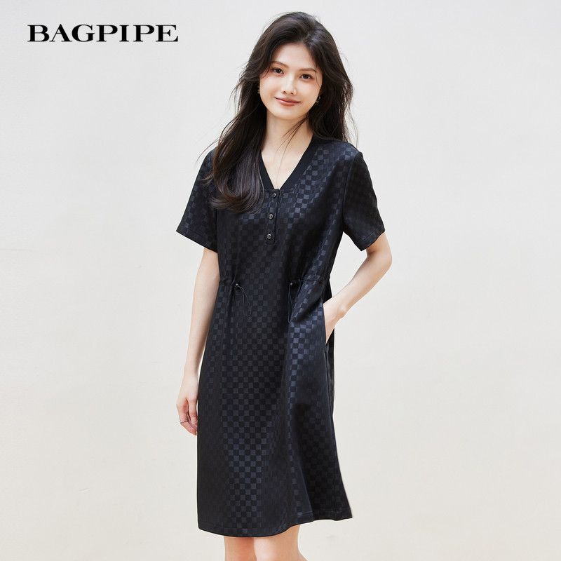 风笛2026夏季新款抽绳褶皱V领连衣裙女收腰修身通勤连衣裙