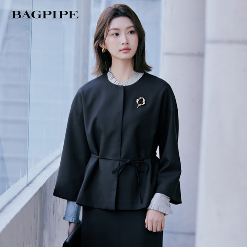 风笛2026秋季新款黑色圆领短外套女配胸针系带收腰七分袖通勤上衣