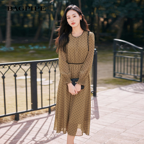 风笛2025秋季新款女士波点连衣裙轻氧感流动感裙子假期出游长裙
