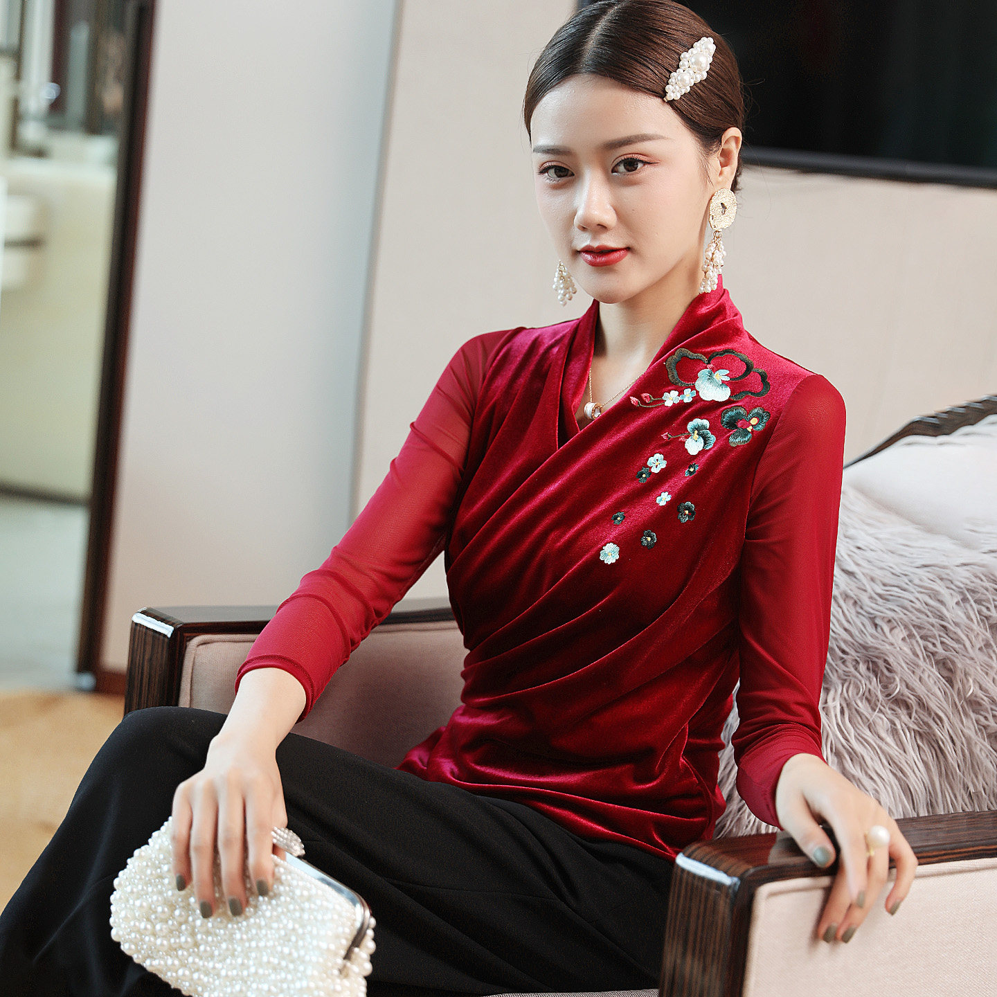 金丝绒修身上衣女复古2026春季新款民族风刺绣时尚百搭打底衫T恤