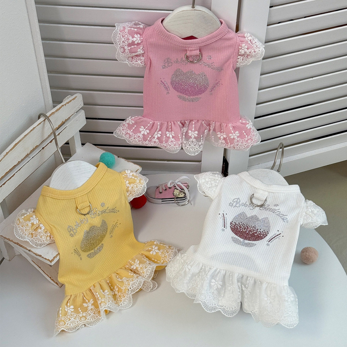 春夏新款宠物狗狗猫咪衣服泰迪精品烫钻木耳蕾丝花边小香风公主裙