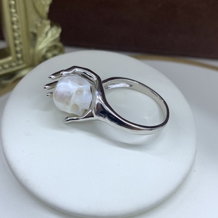 《掌中之物》纯银珍珠戒指，雕刻珍珠，骷髅暗黑者戒指