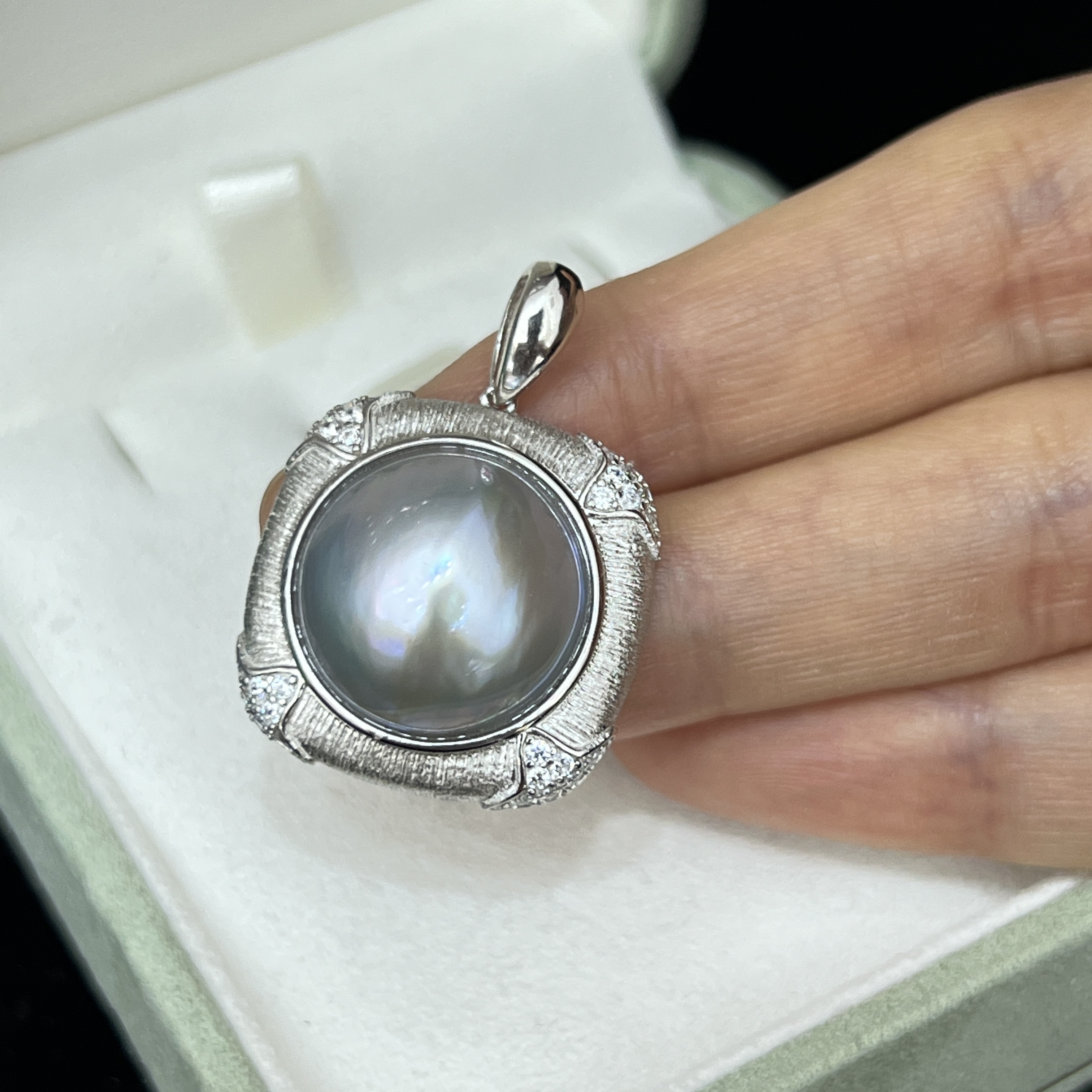 布契风格拉丝工艺海水马贝珍珠S925银16-17mm微瑕万能扣吊坠灰色