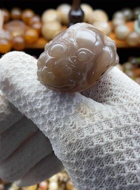一等料金蟾云南白水牛角手把件