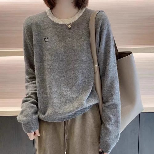 时尚百搭拼色刺绣圆领羊绒针织衫