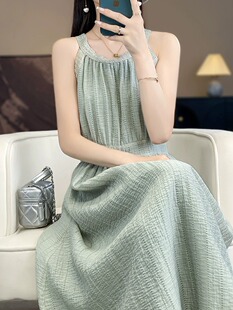 高级感海滩吊带连衣裙夏季 2024新款 收腰海边度假挂脖气质显瘦长裙