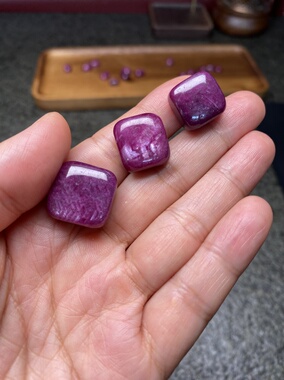 天然红宝石全红闪方形无事牌