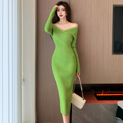 V领气质长款针织连衣裙