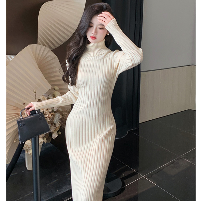 高领配大衣的长款连衣裙