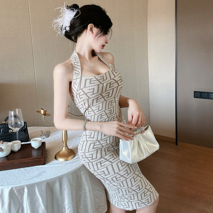 针织挂脖吊带连衣裙女夏季2025新款修身性感中长款内搭无袖包臀裙