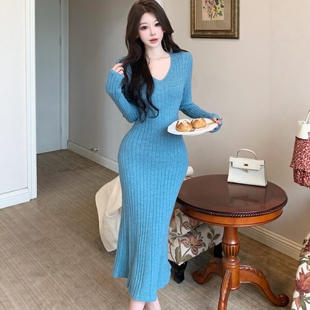 针织连衣裙女秋冬天配大衣的裙子法式V领修身显瘦包臀长款打底裙