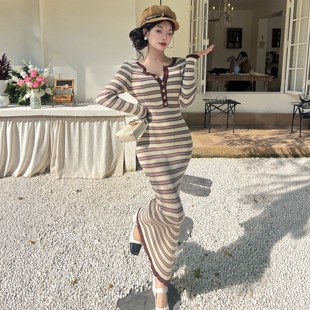 针织连衣裙女秋冬轻奢高级感气质撞色条纹修身显瘦内搭长款打底裙