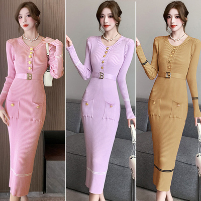 配大衣的长款针织连衣裙