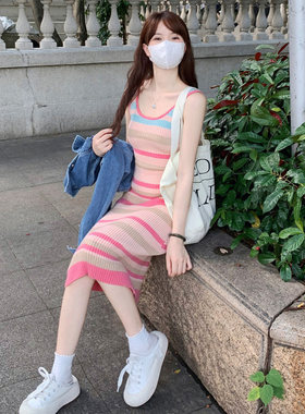 彩虹条纹无袖针织吊带连衣裙