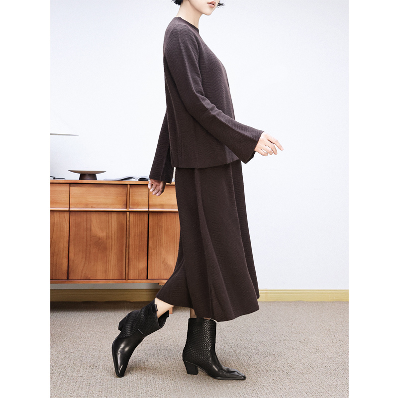 山羊绒针织人字纹喇叭袖毛衣女