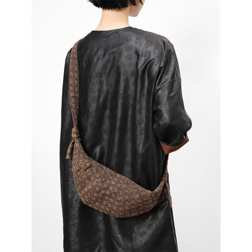 高定香云纱单肩斜挎国风牛角包女