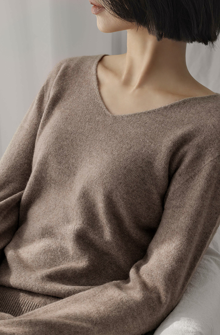 人手一件纯山羊绒V领大码女毛衣