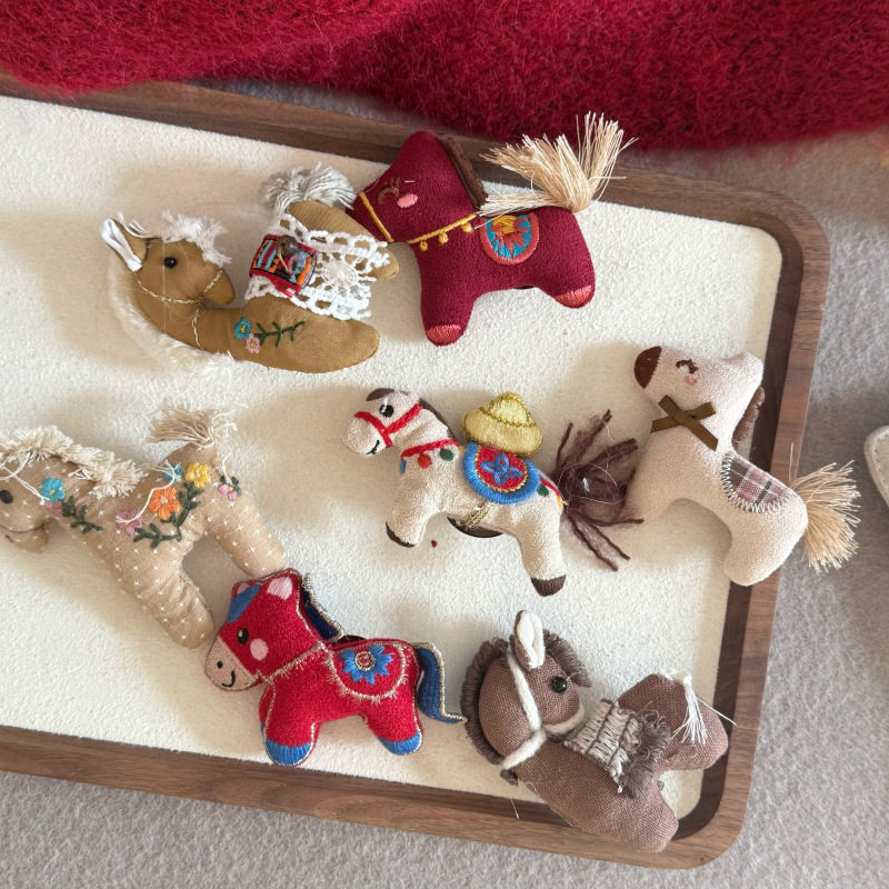 本命年可爱布艺小马胸针女款2026新款毛衣配饰胸花新年儿童饰品,饰品/流行首饰/时尚饰品新,发饰,淘宝优惠券,粉丝福利购,淘宝优惠卷