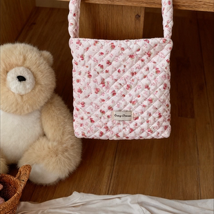 毛绒绗棉包奶油小方包包草莓印花单肩斜挎包轻便简约猫猫小狗外出