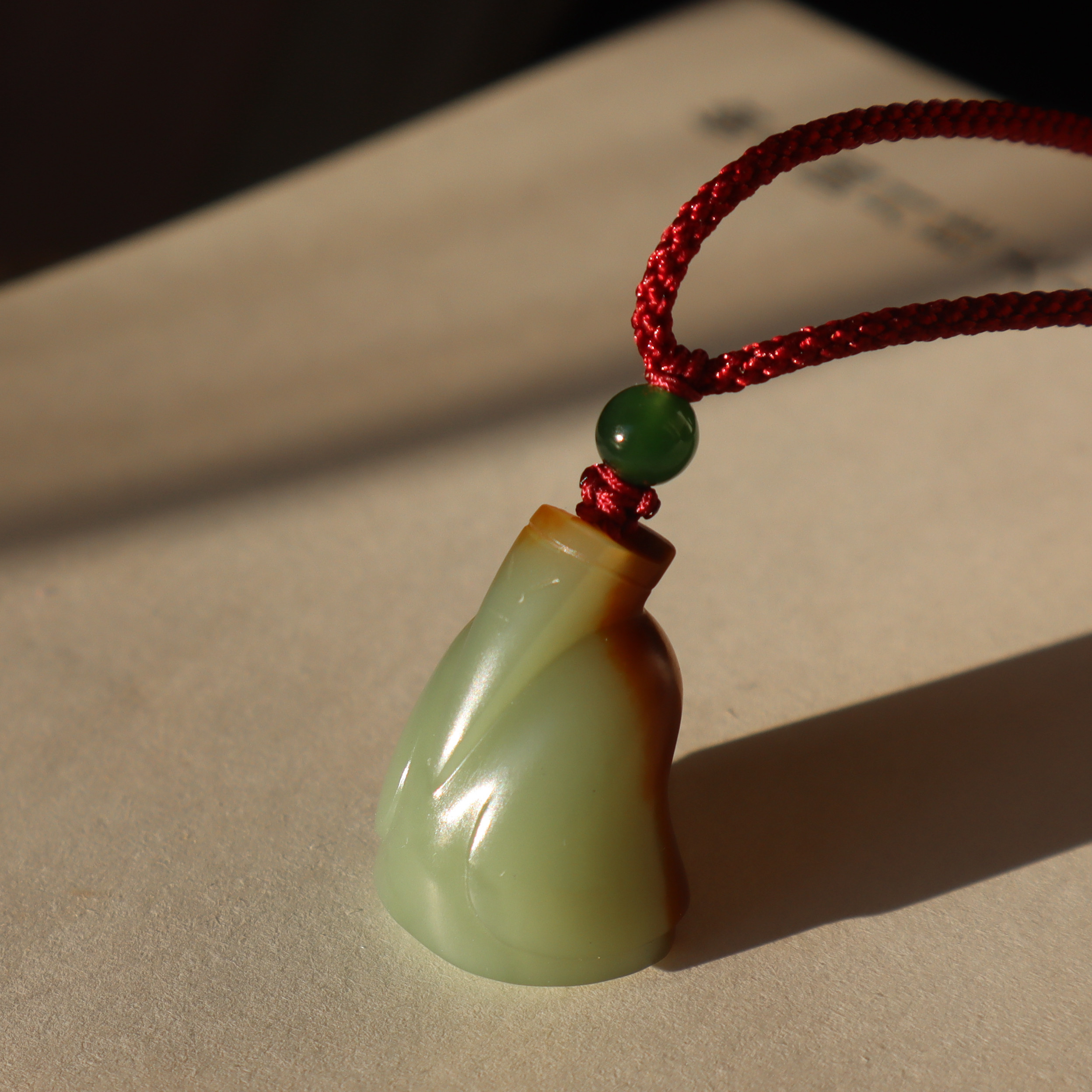 「雅布藤」三色翁仲。精品河磨玉籽料吊坠。苏工精雕挂件 满原皮