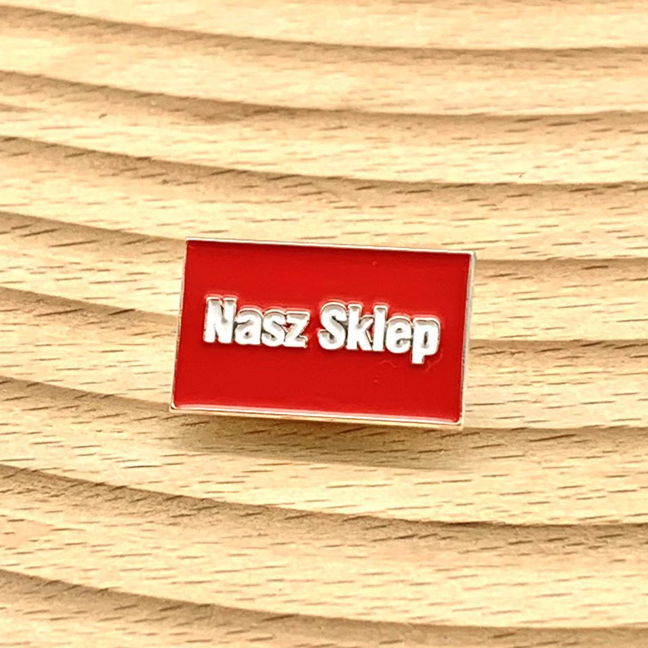 Nasz SKlep红色英文胸针防走光胸针扣别针可爱简约男女款金属徽章