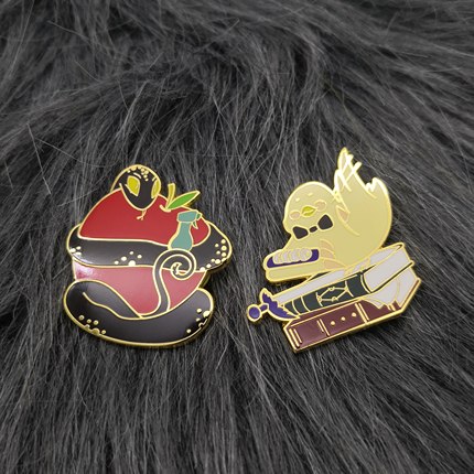 好兆头美剧周边天使拉斐尔恶魔克劳利同人自制金属徽章