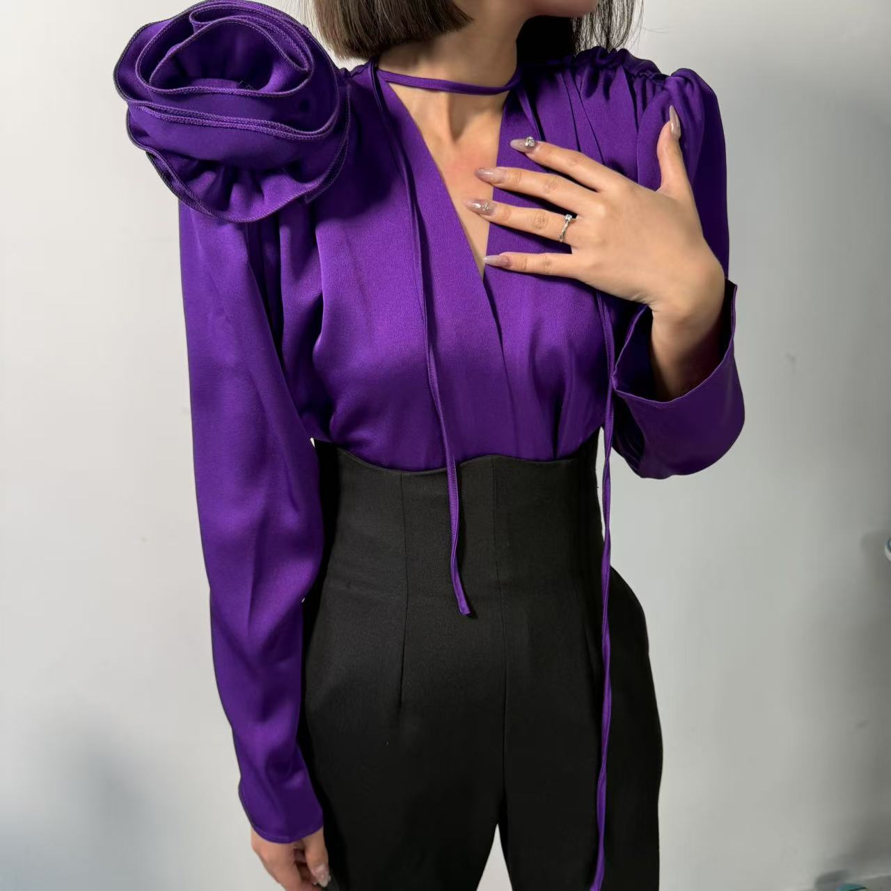 【试穿请勿佩戴花朵】2025春季新款纯色高级V领带花朵衬衣S25001