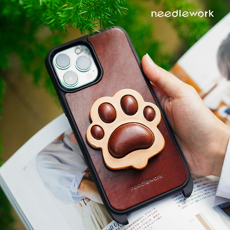 两针一线原创猫爪狗爪适用iphone16promax手机壳新款内置支架斜挎苹果15promax真皮挂绳保护套14pro高级感