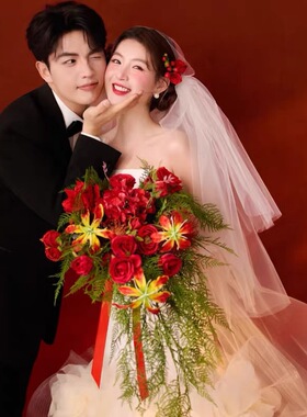 2026新款喜嫁风婚纱照道具新娘红色火焰百合手捧花红玫瑰瀑布花束