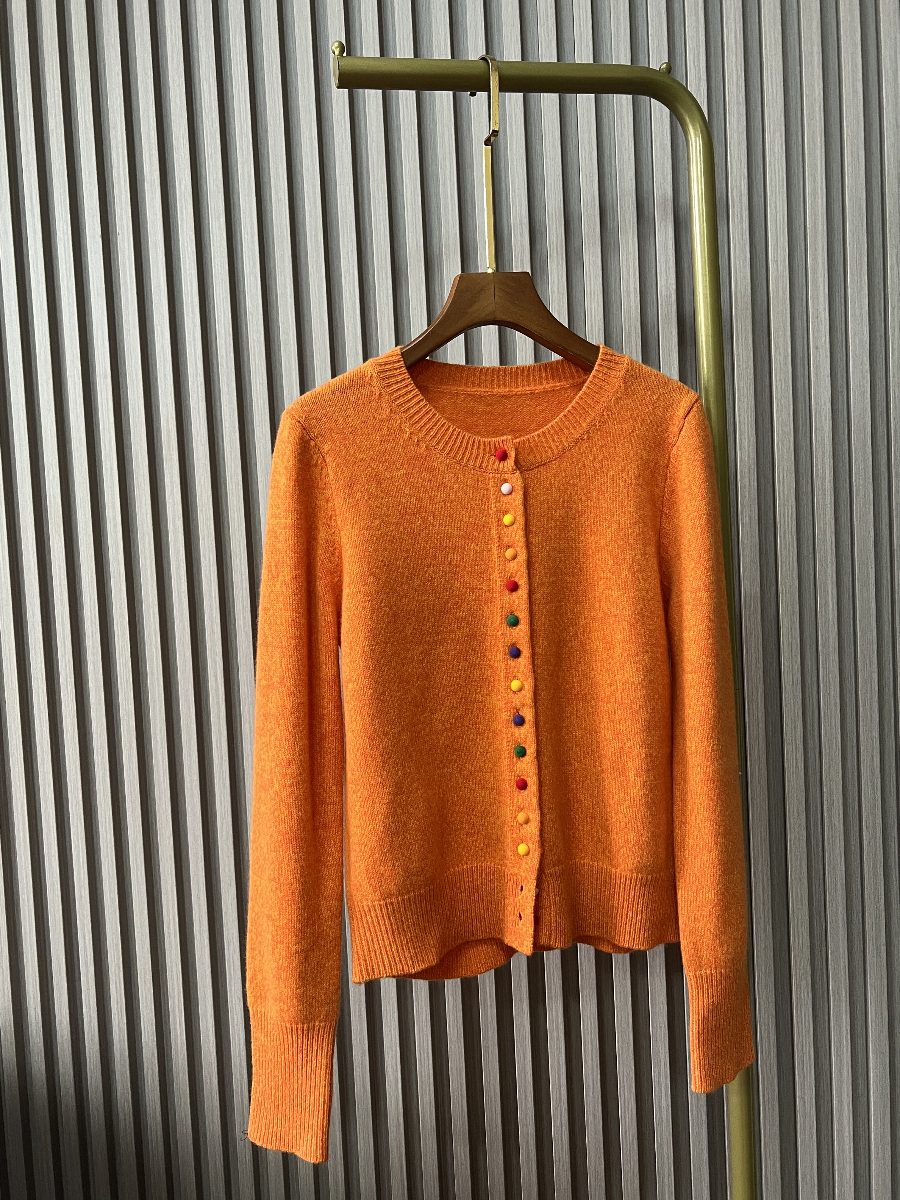 彩扣纯羊毛开衫外套