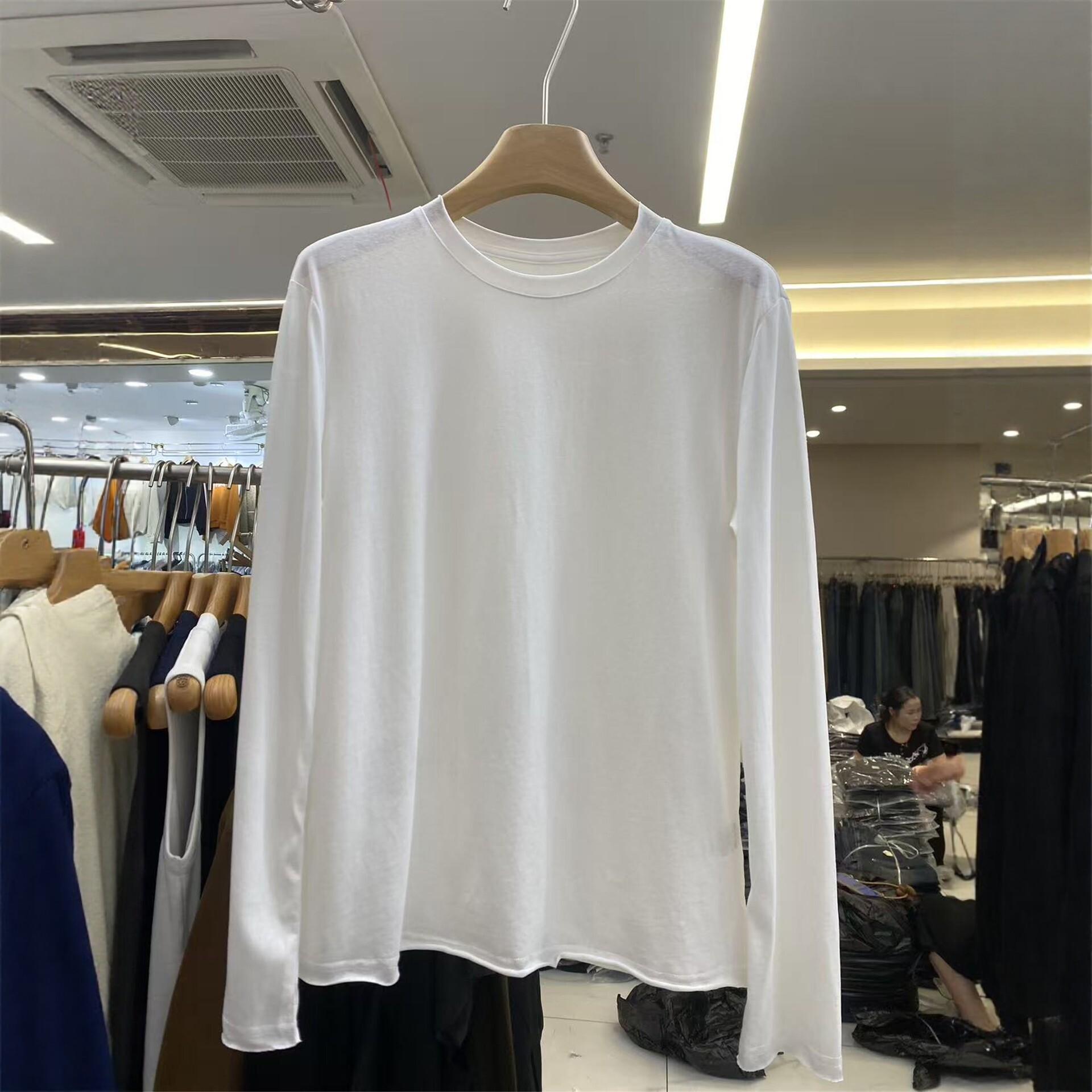 白色圆领长袖T恤女宽松百搭显瘦打底衫后背小标上衣休闲秋季新款t