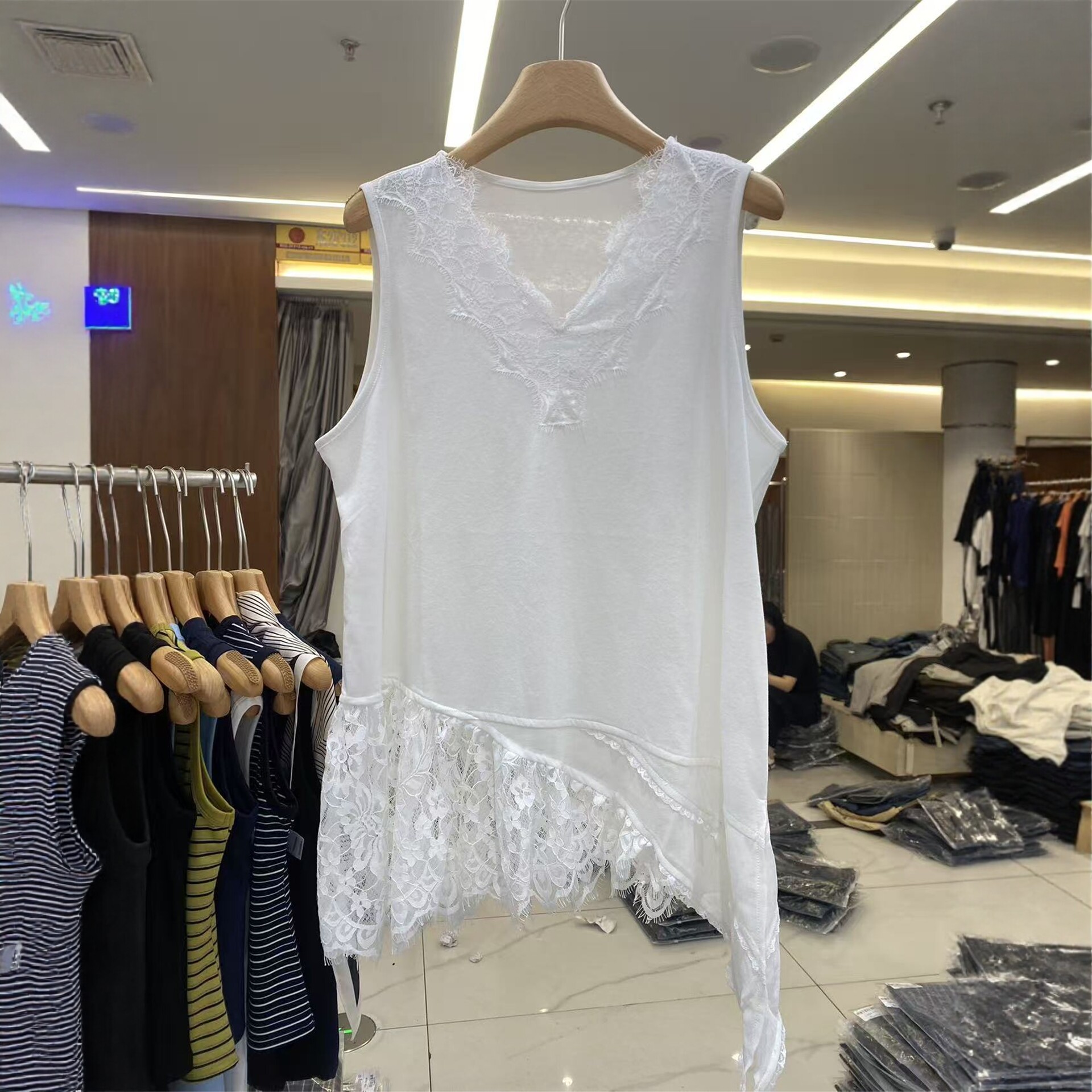 欧洲站蕾丝拼接V领无袖背心女白色不规则下摆显瘦百搭叠穿背心女t