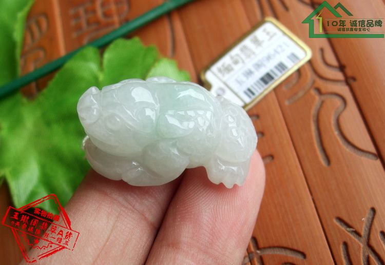 招财三脚金蟾吊坠缅甸玉送证书