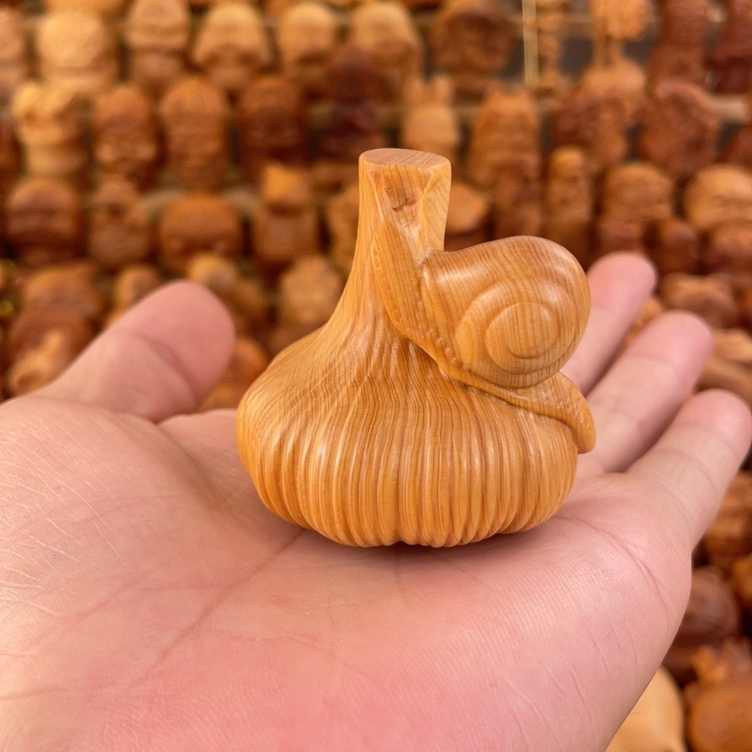 天然崖柏實(shí)木雕刻算你牛大蒜手把件文玩蝸牛家居裝飾工藝桌面擺件